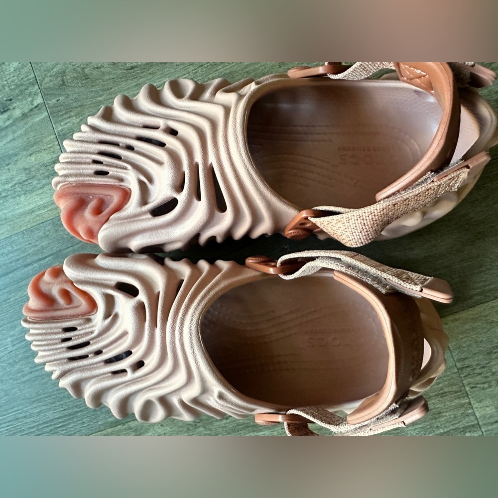 Crocs Pollex Clog by Salehe Bembury
Kuwata - Picture 3 of 8